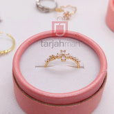 Women's trendy finger ring with stone